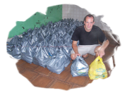 Un volontario prepara le Ceste Basiche da distribuire ai poveri